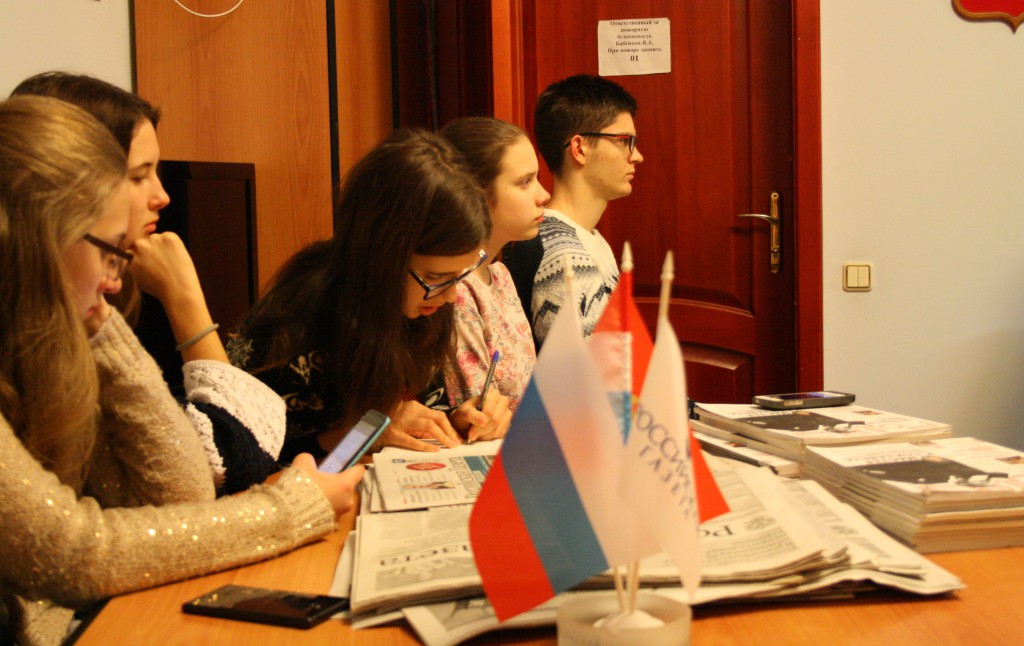 Учащиеся Школы Молодого Журналиста в Российской газете. Фото Е.Шабровой