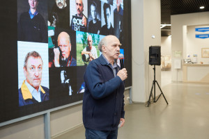 Юрий Стрелец на открытии выставки "Точка зрения"